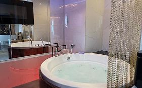 Jacuzzi Glass-House Central Station